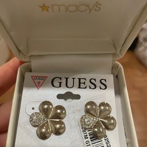 GUESS EARRING! gold color and flower design!
